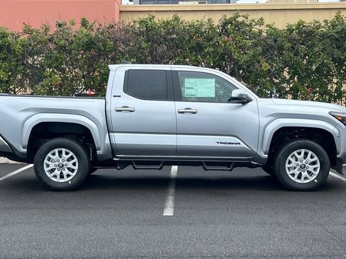 Certified 2025 Toyota Tacoma SR5 AWD/4WD image 5