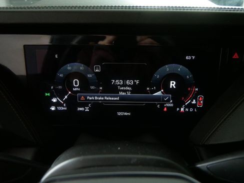 Used 2025 GMC Yukon AT4 AWD/4WD image 36