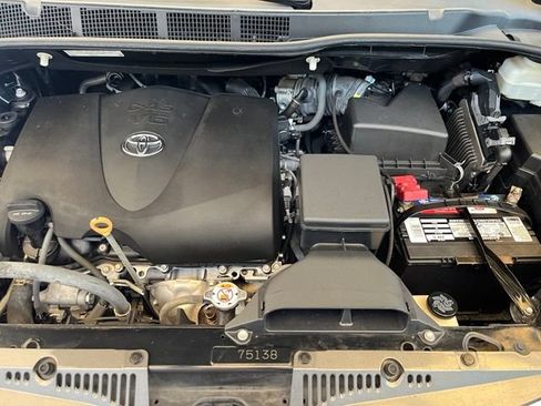 Used 2019 Toyota Sienna XLE Premium w/ Carpet Mat Package FWD image 19