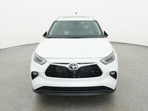 New 2026 Toyota Highlander XLE image 3