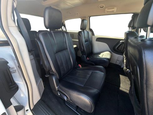 Used 2015 Chrysler Town & Country Touring FWD image 21