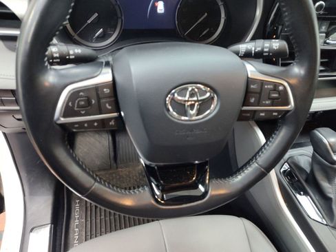 Used 2020 Toyota Highlander XLE image 15