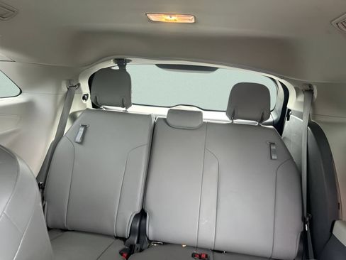 Used 2022 Toyota Sienna XLE AWD/4WD image 16