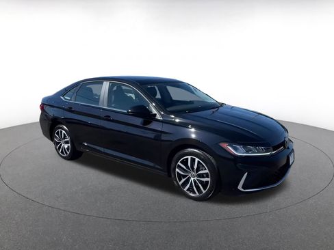 Used 2025 Volkswagen Jetta SE image 2