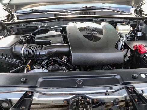 Certified 2018 Toyota Tacoma TRD Off-Road w/ Technology Package AWD/4WD image 26