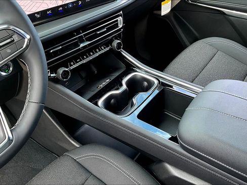 New 2026 Chevrolet Traverse LT image 8