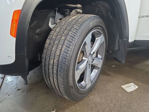 Used 2025 Jeep Grand Cherokee Limited w/ Luxury Tech Group II image 35