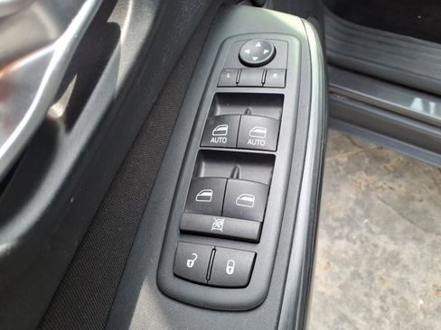 Used 2016 Jeep Cherokee Latitude AWD/4WD image 17