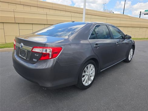 Used 2014 Toyota Camry XLE image 3