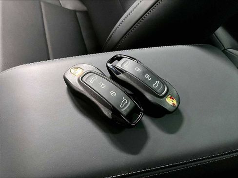 Used 2025 Porsche Macan Electric image 37