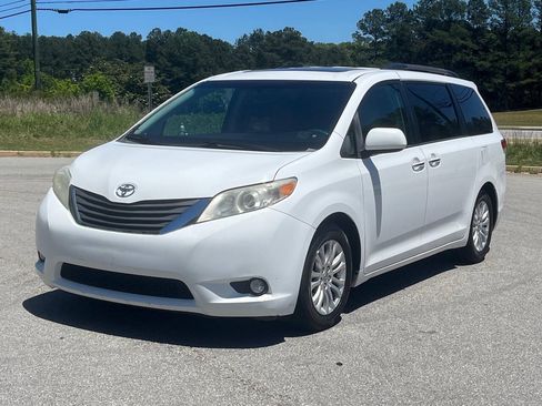 Used 2014 Toyota Sienna XLE w/ XLE Premium Package FWD image 2