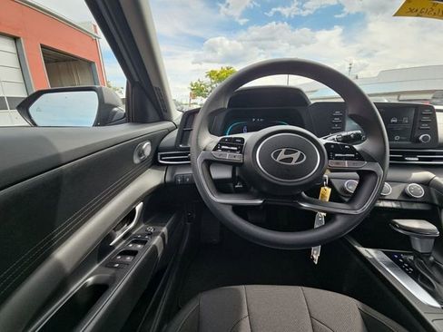 Used 2025 Hyundai Elantra SE FWD image 11