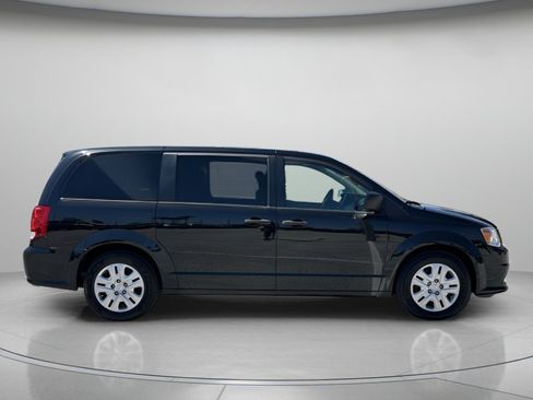 Used 2019 Dodge Grand Caravan SE w/ UConnect Hands-Free Group FWD image 2