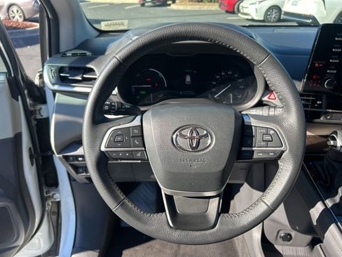 Used 2024 Toyota Sienna XLE image 19