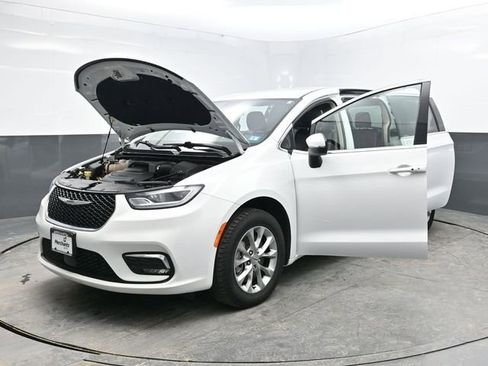 Used 2023 Chrysler Pacifica Touring-L image 37