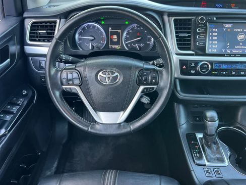 Used 2018 Toyota Highlander SE FWD image 16