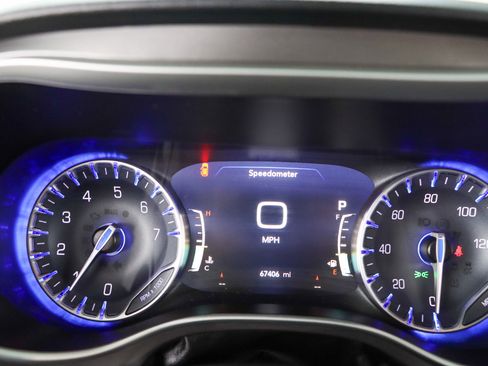 Used 2023 Chrysler Pacifica Touring-L image 15