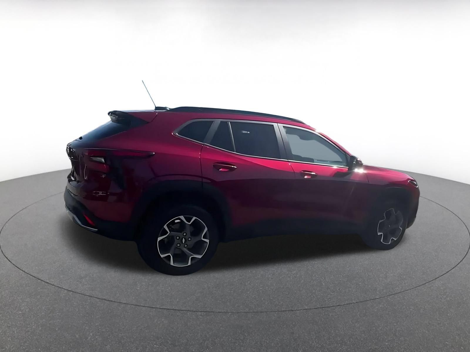 Used 2025 Chevrolet Trax LT FWD image 13