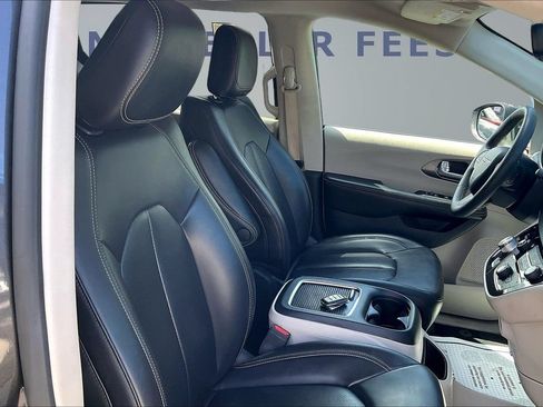 Used 2023 Chrysler Pacifica Touring-L FWD image 30