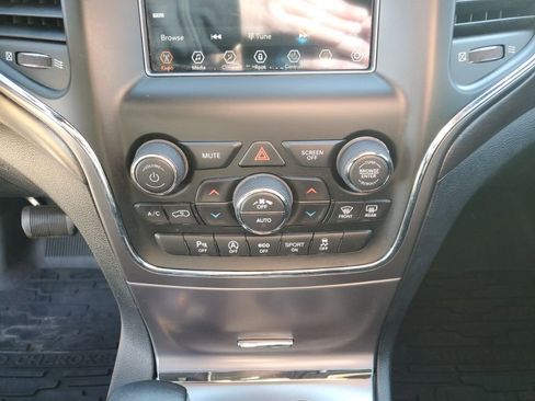 Used 2018 Jeep Grand Cherokee Laredo image 38