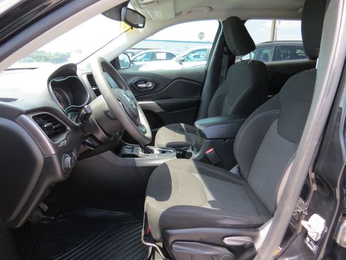 Used 2021 Jeep Cherokee Latitude FWD image 12