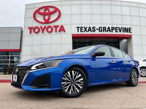 Used 2025 Nissan Altima 2.5 SV image 2