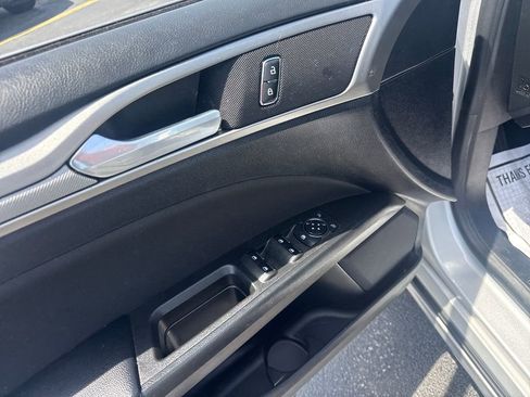 Used 2019 Ford Fusion SE FWD image 16