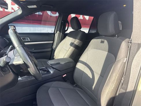 Used 2018 Ford Explorer XLT image 11