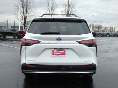 Used 2025 Toyota Sienna Limited image 6