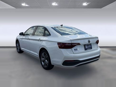 Used 2024 Volkswagen Jetta SE FWD image 3
