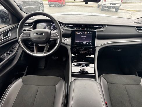 Used 2025 Jeep Grand Cherokee Altitude image 13