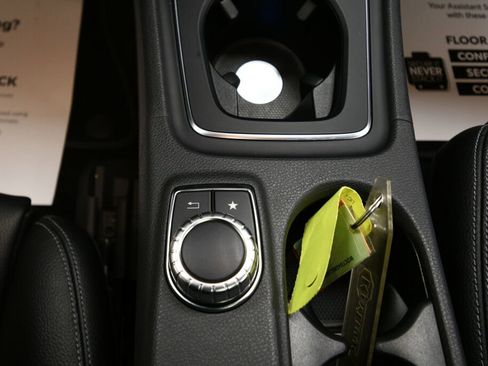 Used 2020 Mercedes-Benz GLA 250 4MATIC w/ Premium Package image 16