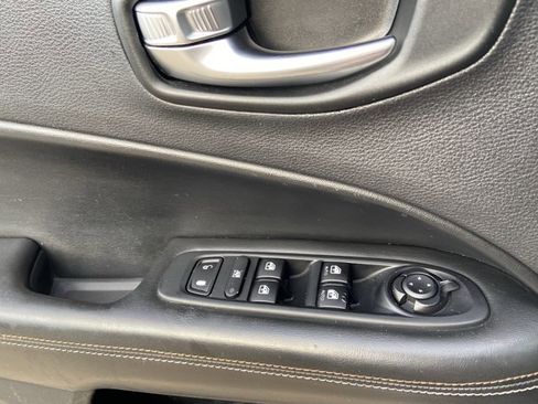 Used 2019 Jeep Compass Latitude FWD image 44