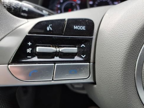 Used 2023 Hyundai Elantra SEL image 18