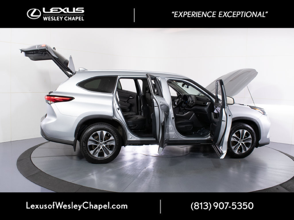 Used 2022 Toyota Highlander XLE AWD/4WD image 11