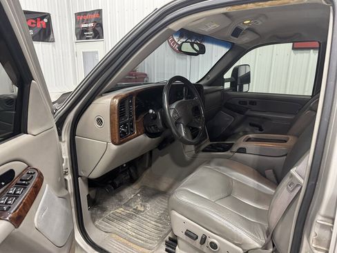 Used 2005 Chevrolet Silverado 2500 LT w/ Heavy-Duty Power Package image 4