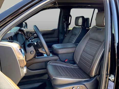 Used 2025 GMC Yukon Denali Ultimate AWD/4WD image 7