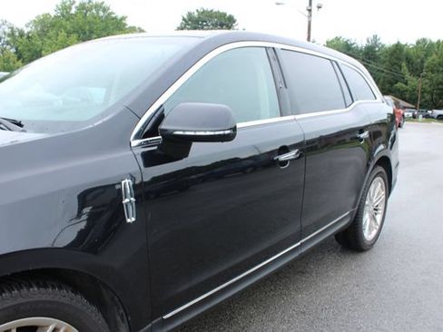 Used 2019 Lincoln MKT AWD image 46
