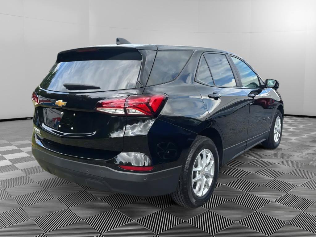 Used 2023 Chevrolet Equinox LS w/ LS Convenience Package FWD image 4