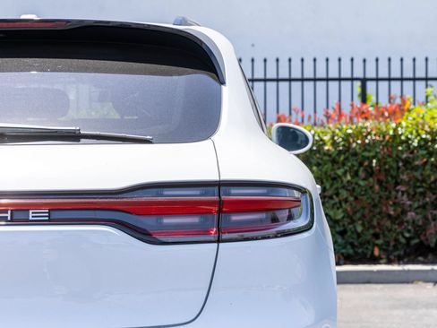 Used 2021 Porsche Macan AWD/4WD image 11