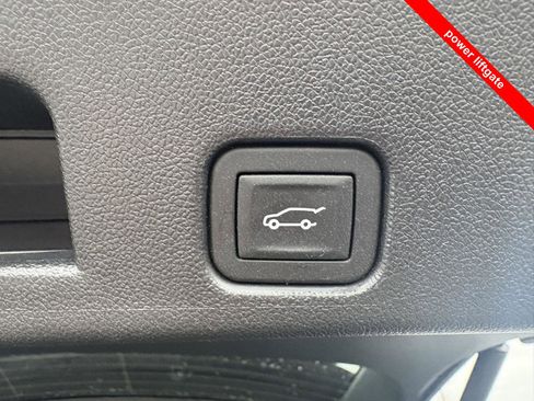 Used 2025 Chevrolet Traverse LT image 7