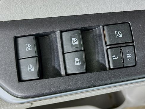 Used 2015 Toyota Camry XLE w/ Moonroof Package image 15