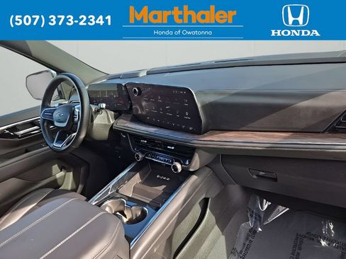 Used 2025 Chevrolet Suburban Z71 AWD/4WD image 21