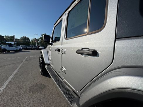 Used 2018 Jeep Wrangler Unlimited Sahara AWD/4WD image 29