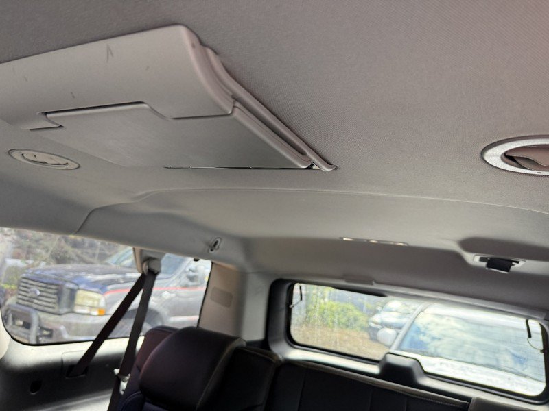 Used 2017 Chevrolet Suburban LT RWD image 8