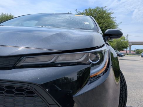 Used 2022 Toyota Corolla LE FWD image 3