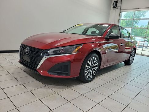 Used 2024 Nissan Altima 2.5 SV FWD image 7