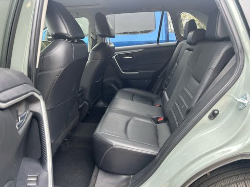 Used 2021 Toyota RAV4 XLE Premium image 8