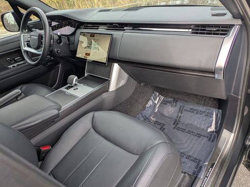 Certified 2024 Land Rover Range Rover SE image 29