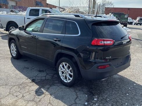 Used 2018 Jeep Cherokee Latitude w/ Cold Weather Group image 9